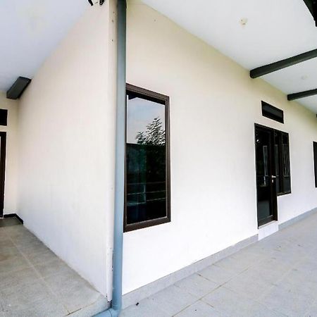 Oyo 3187 Kost Putri Bu Chris Hotel Jember Exterior photo