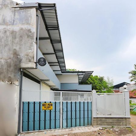Oyo 3187 Kost Putri Bu Chris Hotel Jember Exterior photo