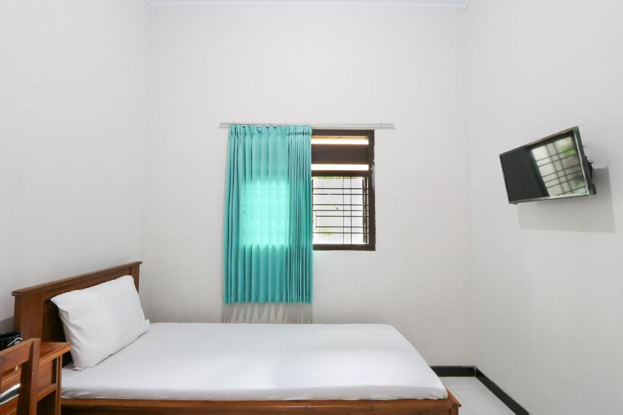 Oyo 3187 Kost Putri Bu Chris Hotel Jember Exterior photo