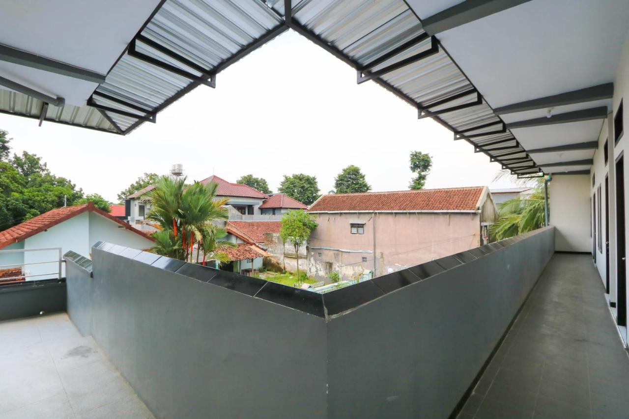Oyo 3187 Kost Putri Bu Chris Hotel Jember Exterior photo