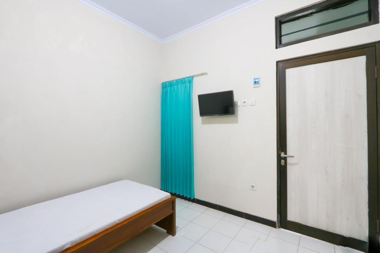 Oyo 3187 Kost Putri Bu Chris Hotel Jember Exterior photo