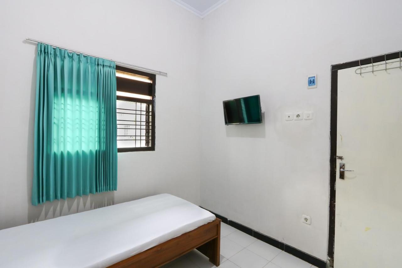Oyo 3187 Kost Putri Bu Chris Hotel Jember Exterior photo