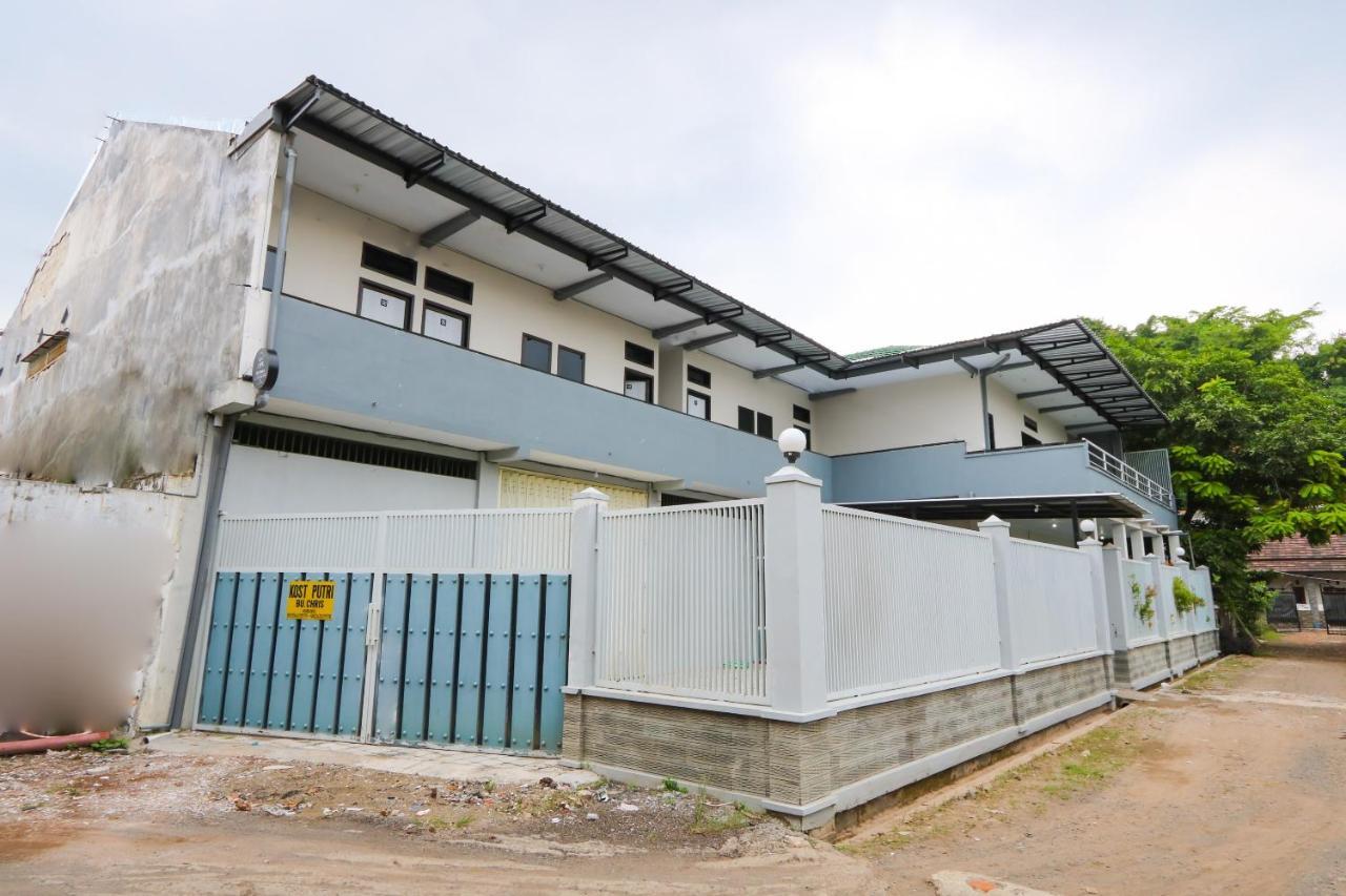 Oyo 3187 Kost Putri Bu Chris Hotel Jember Exterior photo